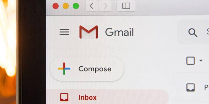 Una laptop abierta en gmail lista para escribir un correo electrónico de seguimiento después de una entrevista.