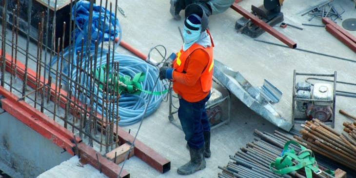 Trabajadores laborando en una obra contratados por las mejores bolsas de trabajo para construcción.