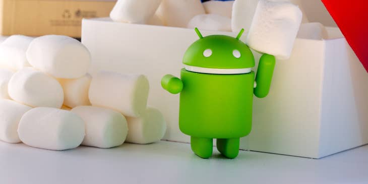 La mascota de la marca Android rodeada de malvaviscos.