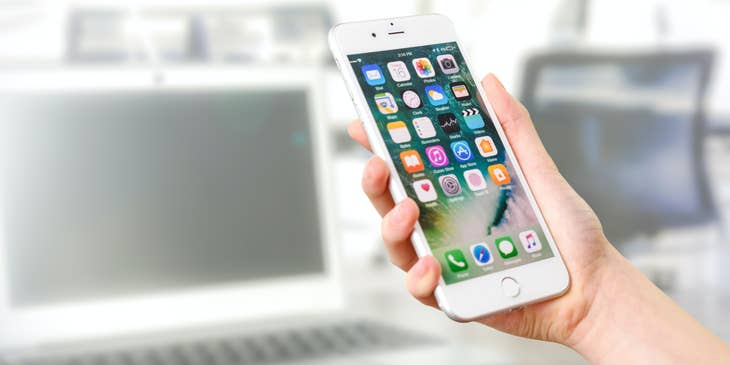 Un teléfono móvil siendo sostenido por un desarrollador de aplicaciones móviles para iOS.