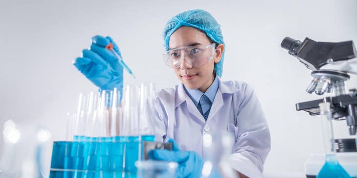 A histopathologist working with tissue samples in a laboratory.