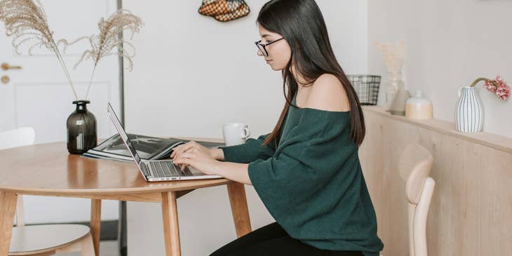 Un employé en hybride travaillant à domicile.