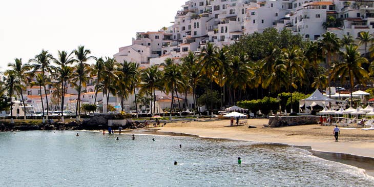 Vista del Hotel Hadas y la playa en Manzanillo, Colima.