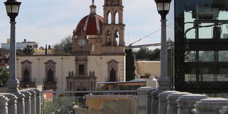 Vista de una iglesia en el centro de la ciudad de Durango.