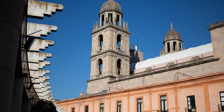 Vista lateral de la Catedral de Toluca de Lerdo en el Estado de México.