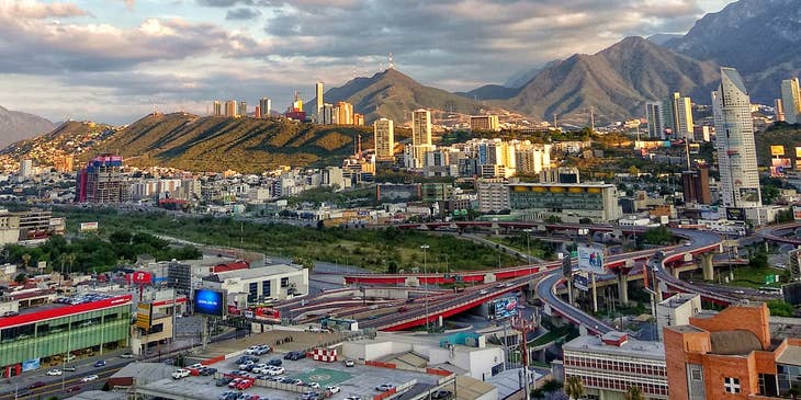 Una fotografía aérea de la ciudad de Monterrey.