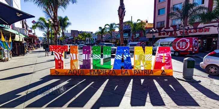 Vista de un letrero turístico que dice Tijuana en una zona céntrica de esa ciudad.