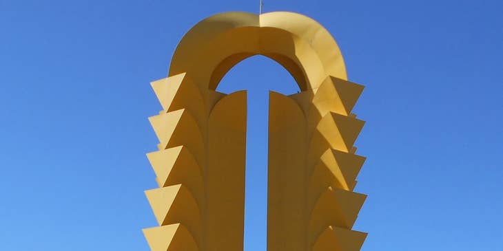 Imagen frontal de la Puerta de Torreón en Torreón, Coahuila.